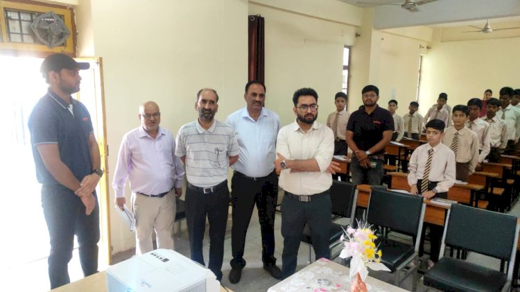 एडीसी ने किया संपर्क फाउंडेशन के डिजिटाइज्ड शैक्षणिक कार्यक्रम का निरीक्षण