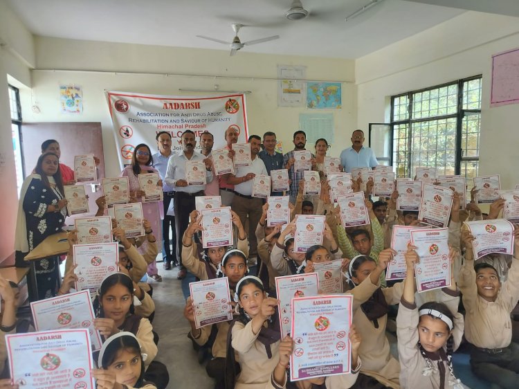 निहोग में आदर्श संस्था द्वारा नशे से दूर रहने के लिए स्कूली बच्चों में जागरूकता अभियान का आयोजन