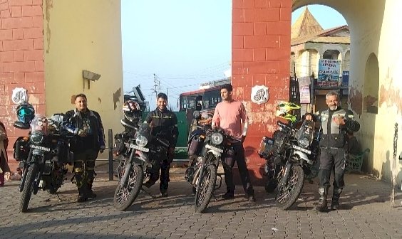 नाहन के ऐतिहासिक दिल्ली गेट से चार बाईकर्स निकले लद्दाख ट्रिप पर