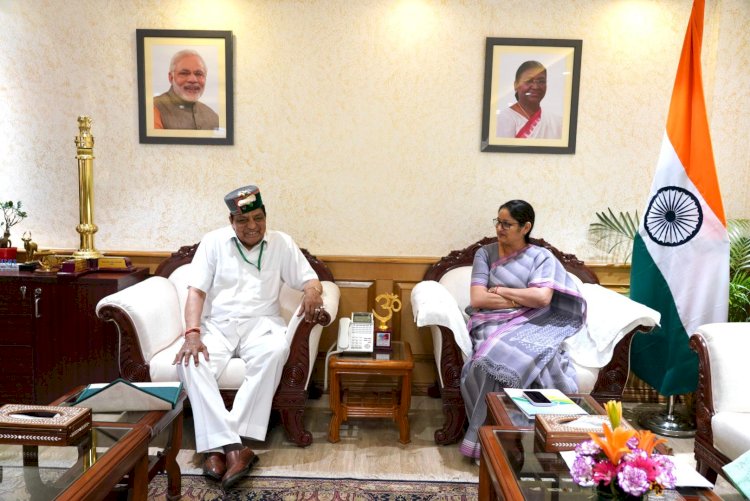 डॉ. (कर्नल) धनी राम शांडिल ने केंद्रीय महिला एवं बाल विकास मंत्री से भेंट की