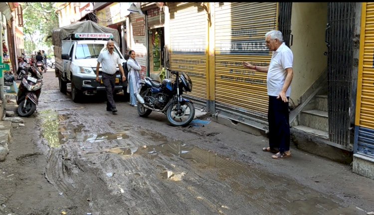 नाहन : थोड़ी सी बारिश में ही जलभराव बना समस्या, स्कूली बच्चो समेत आम जन परेशान