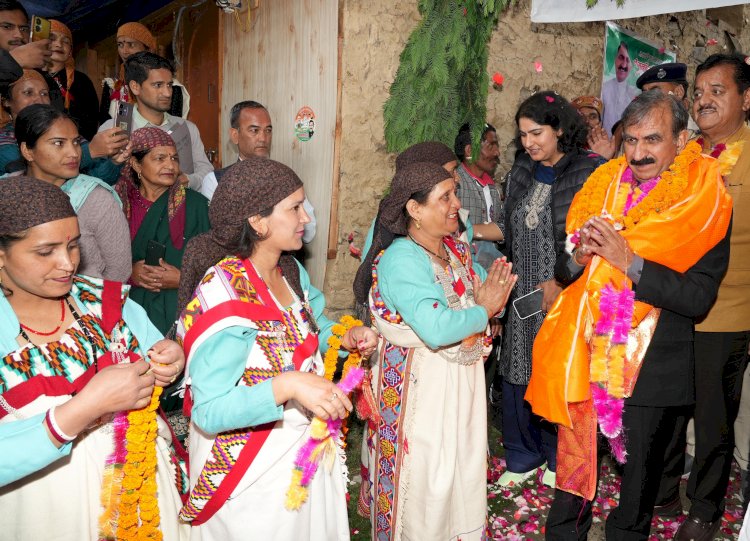 सरकार गांव के द्वार कार्यक्रम के तहत बंजार के शरची पहुंचे मुख्यमंत्री