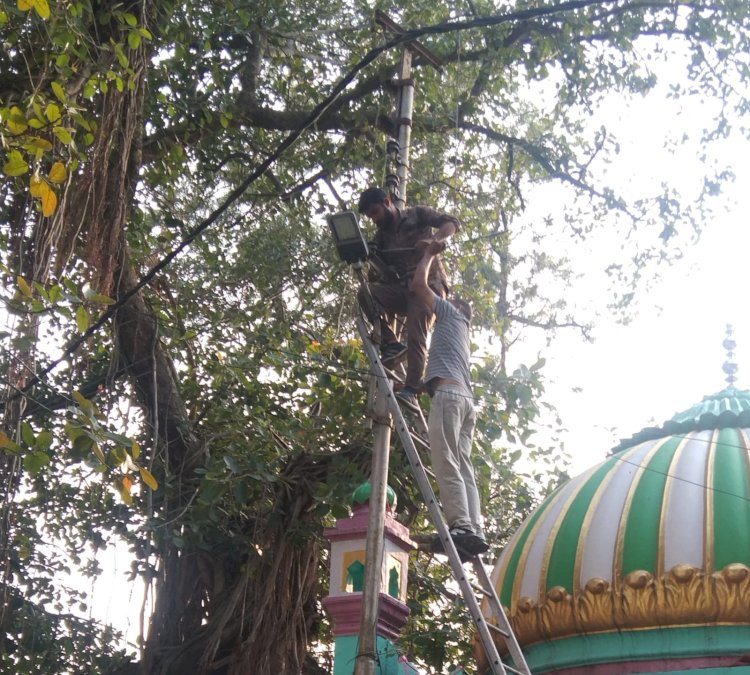 पक्का टैंक क्षेत्र में बंदरों के उत्पात से बत्ती टेढ़ घन्टे रही गुल, गर्मी से लोग हुए बेहाल...