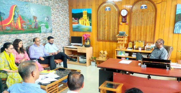 नशा मुक्ति केंद्र की स्थापना के लिए डीसी ने अधिकारियों के साथ की चर्चा