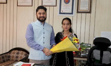 एक दिन के लिए डीसी बनी अन्वी.. मंडी जिला प्रशासन की अभिनव पहल,   शिक्षा में उत्कृष्ट प्रदर्शन के लिए प्रेरित करेगी यह पहल- अपूर्व देवगन