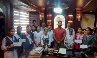 उपायुक्त ने हिमाचल बोर्ड परीक्षाओं में अव्वल रहे मेधावी विद्यार्थियों को किया सम्मानित