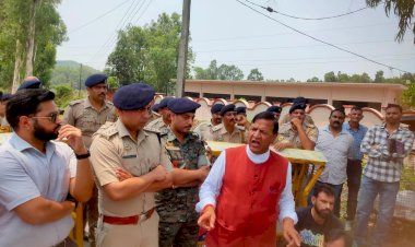 सिरमौर जिले के माजरा क्षेत्र में 18 वर्षीय बालिका के अपहरण के खिलाफ कड़ा विरोध, भाजपा प्रदेश अध्यक्ष बिंदल और पूर्व मंत्री सुखराम धरने में रहे मौजूद