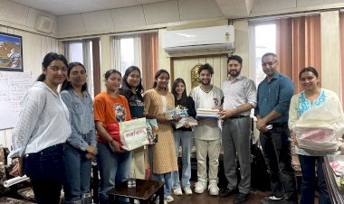 अपना पुस्तकालय के लिए क्रयाश चैरिटेबल संस्था ने उपायुक्त को भेंट की 129 पुस्तकें, नीट की तैयारियों में मिलेगी मदद