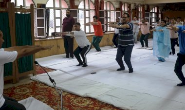 न्यायिक अधिकारियों और कर्मियों ने योग दिवस पर किया सामूहिक योगाभ्यास