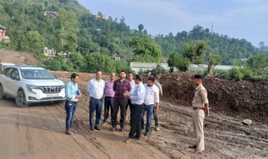 संवेदनशील स्थलों का निरीक्षण कर बरसात में कटिंग पर रोक और पक्के डंगे लगाने के उपायुक्त ने दिए आदेश