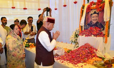 राज्यपाल ने वीरभद्र सिंह को श्रद्धांजलि अर्पित की