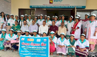 आरसेटी ने महिलाओं को सिखाया पेपर कवर और लिफाफे बनाना