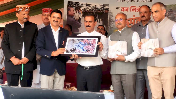 हिमाचल के युवा वन अधिकारी देवेन्द्र चौहान की पुस्तक का मुख्यमंत्री ने किया विमोचन