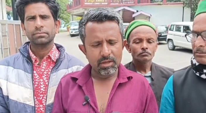 प्रधानमंत्री आवास योजना को लेकर डीसी से मिला शिवपुर पंचायत का प्रतिनिधिमंडल, सर्वे में पात्र लोगो को योजना से वंचित रखने के लगाए आरोप
