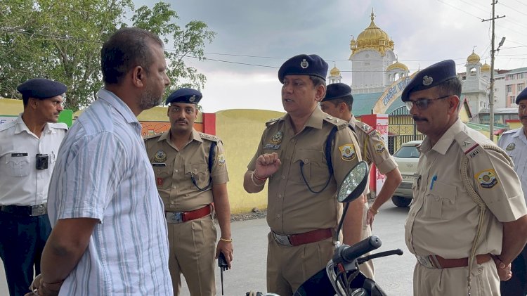 जब ट्रैफिक व्यवस्था का जायजा लेने एसपी खुद उतरे नाहन की सैकड़ों पर सड़क पर..
