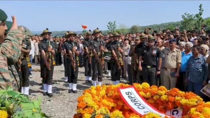 सैन्य सम्मान के पंच तत्व में विलीन, बड़ाबन गांव में हजारों ने दी नम आंखों से विदाई..
