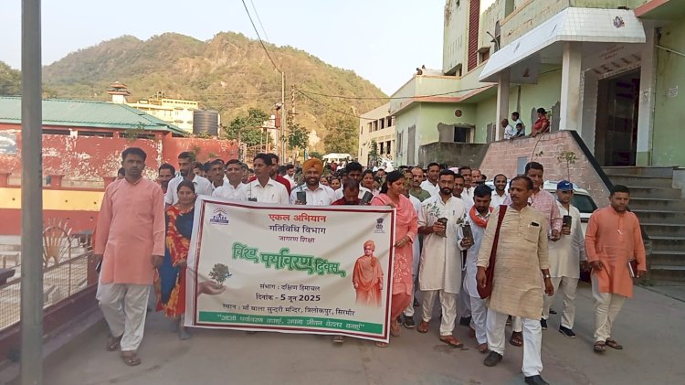 त्रिलोकपुर में संगठन एकल विद्यालय अभियान द्वारा निकाली गयी प्रभात फेरी