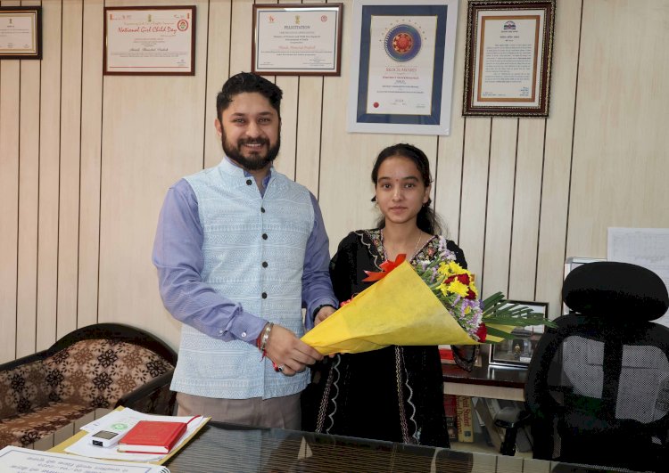 एक दिन के लिए डीसी बनी अन्वी.. मंडी जिला प्रशासन की अभिनव पहल, शिक्षा में उत्कृष्ट प्रदर्शन के लिए प्रेरित करेगी यह पहल- अपूर्व देवगन