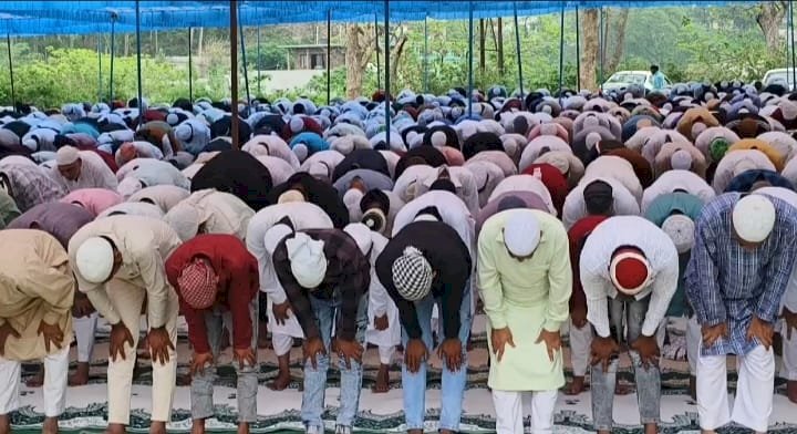 मुस्लिम समुदाय के लोगों ने ईदगाह में अदा की ईद की नमाज, मौलाना अब्दुल रऊफ ने अदा करवाई ईद की नमाज़