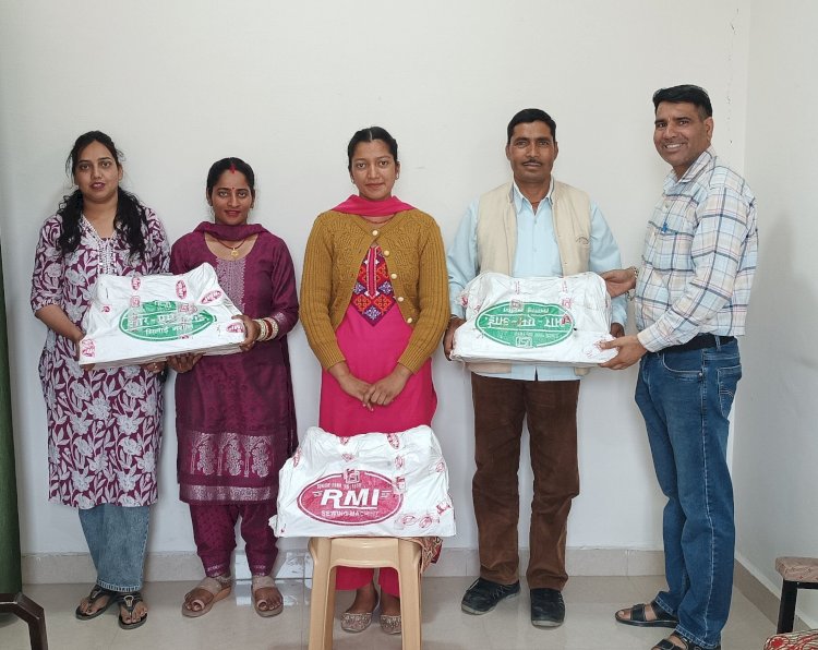 अनुवर्ती कार्यक्रम के तहत पात्र युवतियों को बांटी सिलाई मशीनें, स्वरोजगार से आत्मनिर्भरता की दिखाई राह