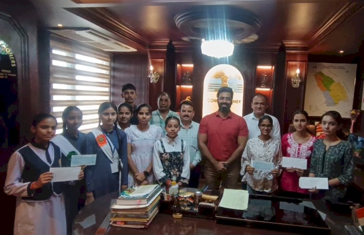 उपायुक्त ने हिमाचल बोर्ड परीक्षाओं में अव्वल रहे मेधावी विद्यार्थियों को किया सम्मानित