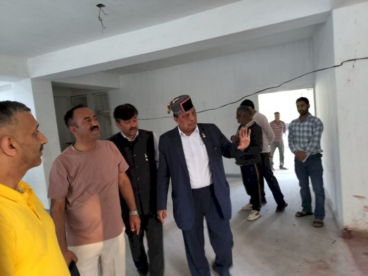 स्वास्थ्य एवं परिवार कल्याण मंत्री कर्नल मंत्री धनी राम शांडिल ने किया निर्माणाधीन स्वास्थ्य भवन नोहरा धार का निरीक्षण
