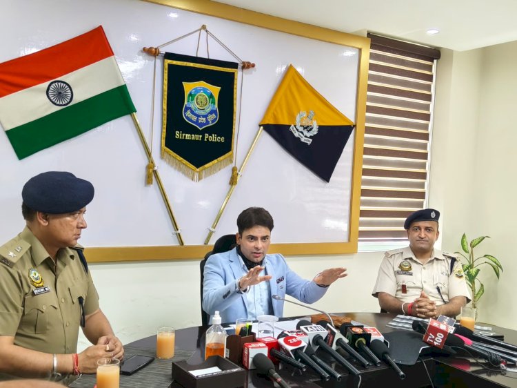 साइबर क्राइम से निपटने में सिरमौर जिला सूबे का सिरमौर बना... डीआईजी क्राइम मोहित चावला बोले साइबर क्राइम की शिकायत के लिए 1930 पर तत्काल कॉल करें..