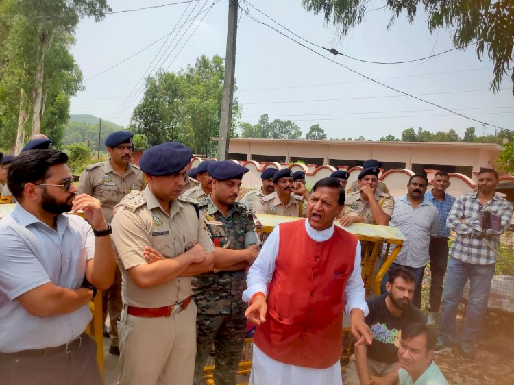 माजरा में 18 वर्षीय बालिका के अपहरण के खिलाफ कड़ा विरोध, भाजपा प्रदेश अध्यक्ष बिंदल और पूर्व मंत्री सुखराम धरने में रहे मौजूद