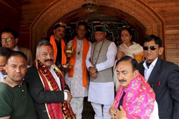 राज्यपाल ने पुजारली के देव महेश्वर मंदिर में शीश नवाया