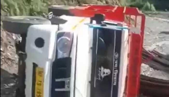 संगड़ाह–राजगढ़ मार्ग पर पिकअप पलटी,  टला बडा हादसा