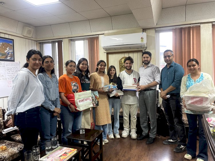 अपना पुस्तकालय के लिए क्रयाश चैरिटेबल संस्था ने उपायुक्त को भेंट की 129 पुस्तकें, नीट की तैयारियों में मिलेगी मदद