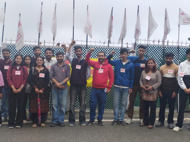 एसएफआई हिमाचल प्रदेश विश्वविद्यालय इकाई ने विश्वविद्यालय में ध्वजारोहण किया