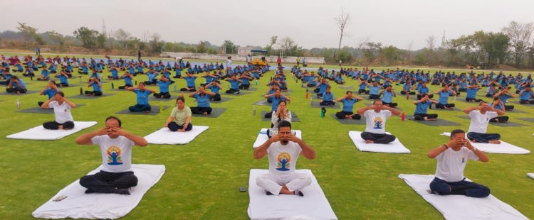 अंतरराष्ट्रीय योग दिवस पर पेखुबेला में आयोजित हुआ जिला स्तरीय योग समारोह