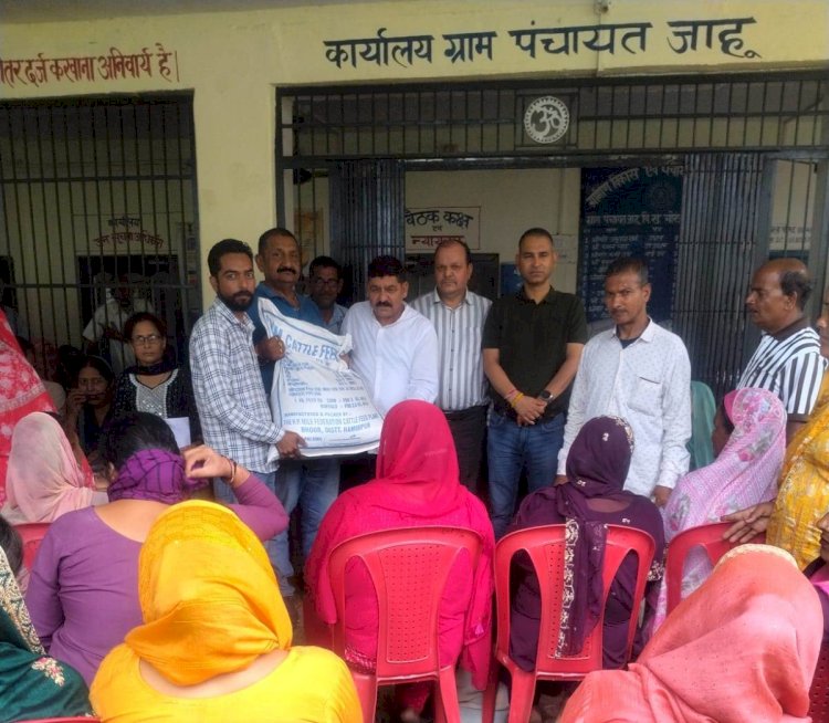 रामचंद्र पठानिया ने जाहू में बांटी उन्नत नस्ल की बकरियां और फीड