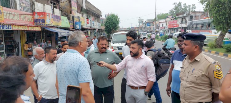 ऊना में ‘मिशन फ्री-फुटपाथ’ के तहत चला अतिक्रमण विरोधी अभियान