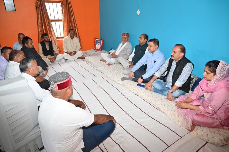 पच्छाद में बलदेव भंडारी के घर पहुंच कर नेता प्रतिपक्ष ने व्यक्त की अपनी संवेदना