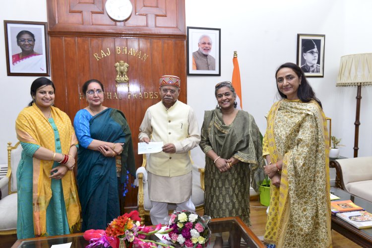 आईएएस वाइव्स एसोसिएशन ने रेडक्रॉस को अंशदान दिया