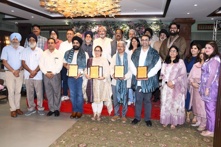 हिमाचल  के वाईल्ड लाईफ फोटोग्राफर डॉ. प्रकाश बादल को अमृतसर में मिला वोकेशनल अवार्ड.....फोटोग्राफर डॉ. प्रकाश बादल को अमृतसर में मिला वोकेशनल अवार्ड.....