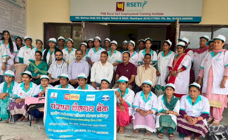 आरसेटी ने महिलाओं को सिखाया पेपर कवर और लिफाफे बनाना