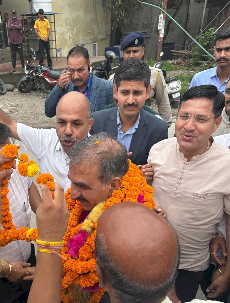 हमीरपुर में कांग्रेस नेताओं ने किया मुख्यमंत्री का भव्य स्वागत
