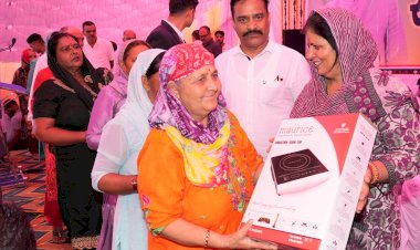 कामगार कल्याण बोर्ड से इंडक्शन चूल्हे प्राप्त करके गदगद हुए कामगार