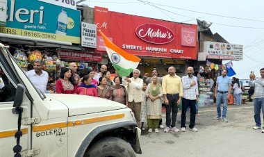 भाजपा शिमला मंडल ने करसोग के लिए बर्तन किट की गाड़ी को दिखाई झंडी