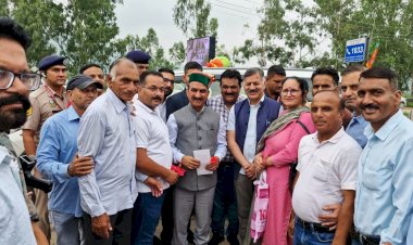 मंत्री राजेश धर्मानी ने मंडी आपदा राहत के लिए मुख्यमंत्री सुक्खू को सौंपे सहयोग के चेक