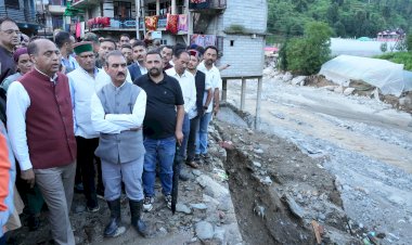 मुख्यमंत्री और नेता प्रतिपक्ष ने आपदा प्रभावित थुनाग बाजार का निरीक्षण किया