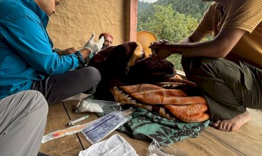 चिकित्सकों ने 28 किलोमीटर पैदल चलकर वृद्ध मरीज को दी जरूरी चिकित्सा सेवा