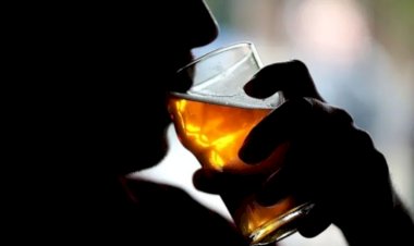 जब नशा तस्कर पुलिस गाड़ी को देख होने लगा फरार,दबोचा बरामद हुई 5 लीटर नाजायज शराब....