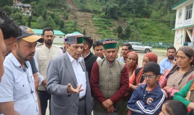 स्वास्थ्य मंत्री ने सराज के आपदा प्रभावित क्षेत्रों में राहत एवं पुनर्वास कार्यों का लिया जायजा, प्रभावितों से मिले, हरसंभव मदद की जताई प्रतिबद्धता