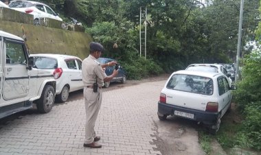 अस्पताल राउंड नाहन में अवैध पार्किंग पर पुलिस का एक्शन: पुलिस कर्मी के वाहन समेत 6 चालान काटे...