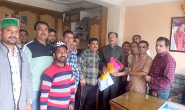 अंशकालीन जलवाहक संघ ने की उद्योग मंत्री हर्षवर्धन चौहान से मुलाकात, समस्याओं बारे करवाया अवगत 