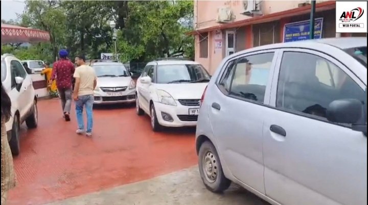 मेडिकल कॉलेज नाहन परिसर में स्टाफ़ की गाड़ियों की अवैध पार्किंग से एम्बुलेंस घूमना मुश्किल हुआ..